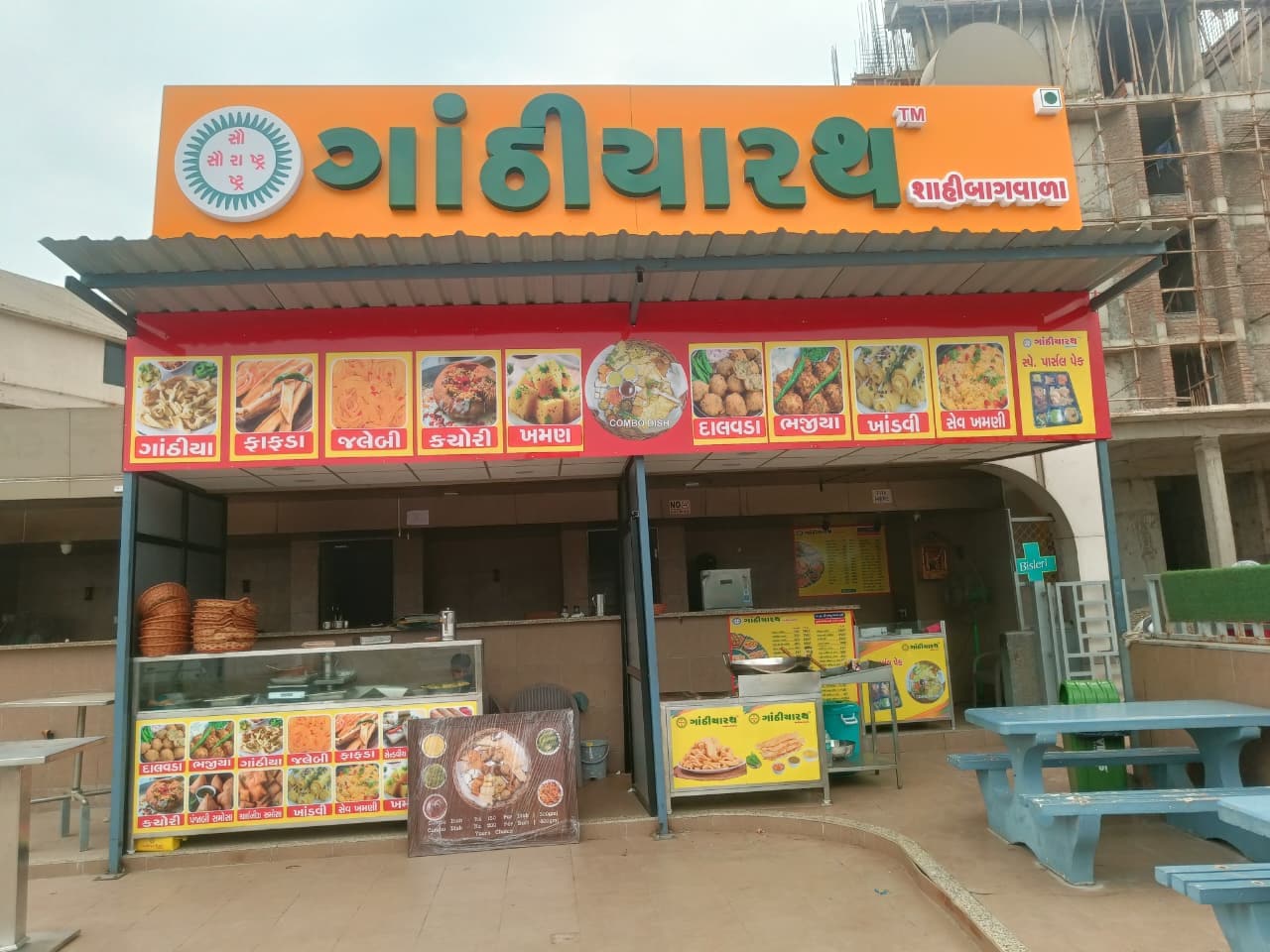ધ ફૂડ રૂમમાં ગાંઠીયારથ અને બેસવાની જગ્યા — Gathiya Rath with outdoor seating at The Food Room